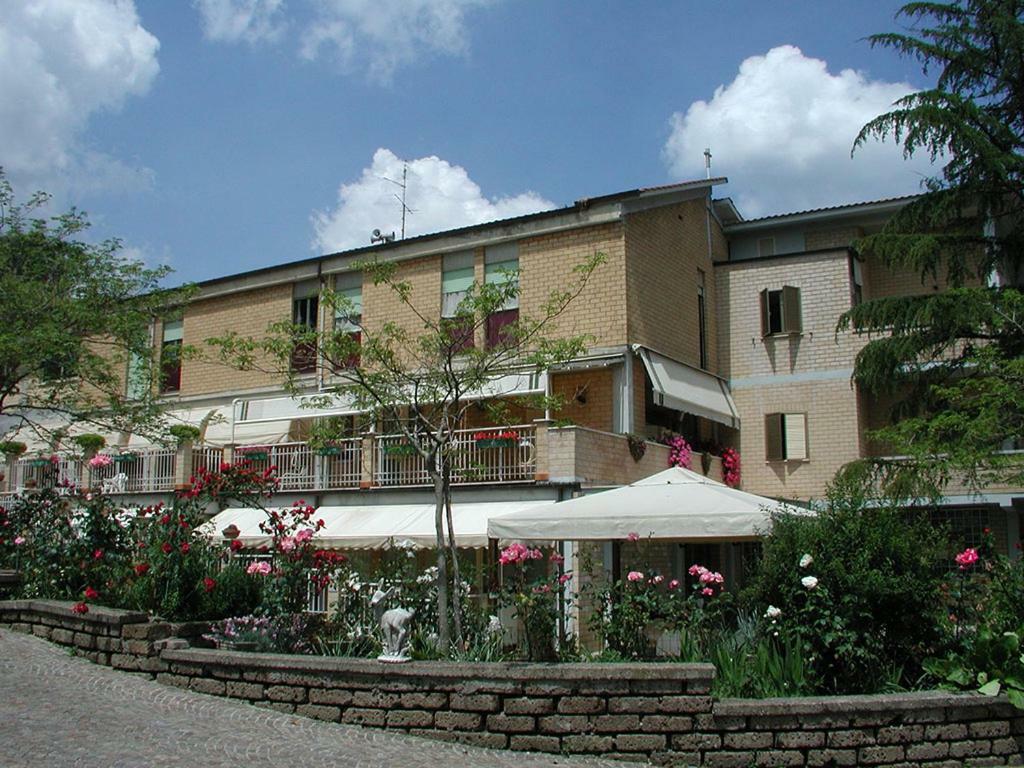 Oasi Di Pace Hotel Sutri Exterior photo
